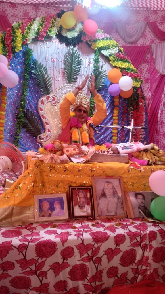 श्रीमद् भागवत कथा का ज्ञानामृत कराते हुए कथा वाचक व्यास आचार्य राजेन्द्र प्रसाद पुरोहित ने आज की कथा में कृष्ण की बाल लीलाओं का वर्णन किया ।