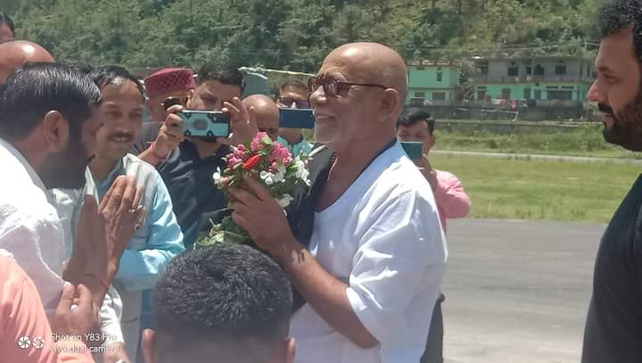 सुप्रसिद्ध राम कथा वाचक मोरारी बापू जी का गौचर हवाई पट्टी में जनप्रतिनिधियों एवं सामाजिक कार्यकर्ताओं ने किया भव्य स्वागत