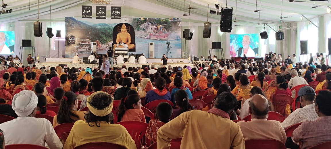 कलश यात्रा के साथ कर्णप्रयाग-जिलासू में मोरारी बापू की रामकथा शुरू।