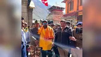 पूर्व दिग्गज क्रिकेटर सुरेश रैना पहुंचे बदरीनाथ धाम