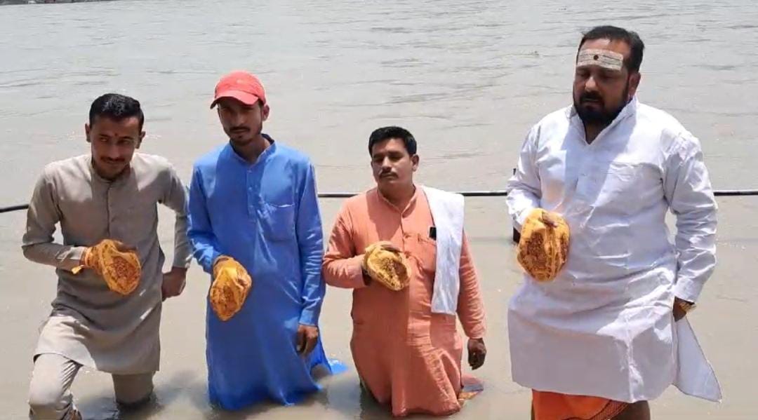 देवभूमि: माँ गंगा से गर्मी से राहत पाने को लेकर की जा रही प्रार्थना…