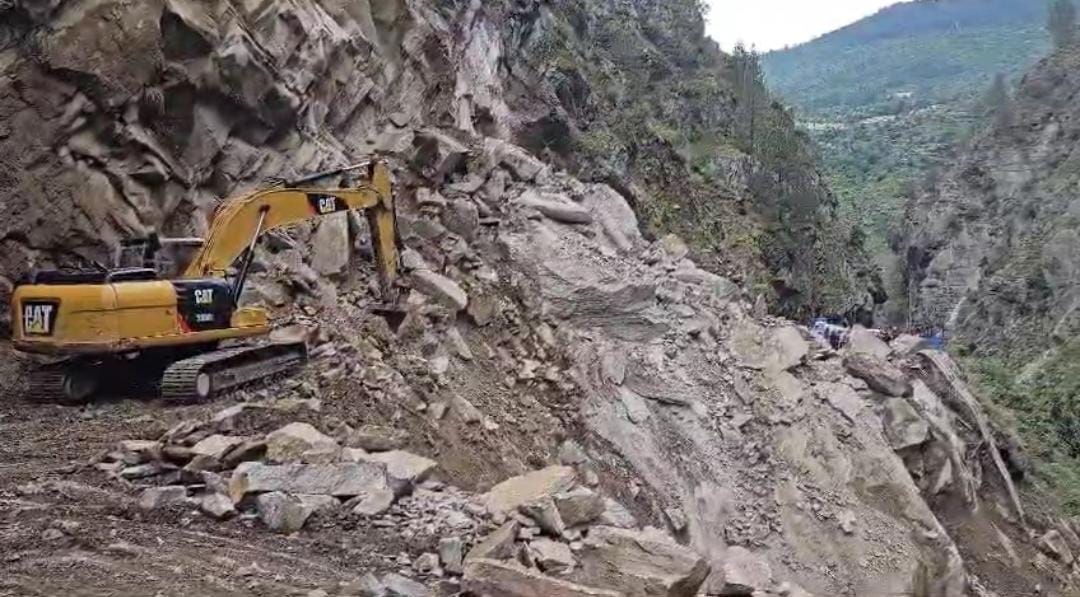 लैंडस्लाइड: बद्रीनाथ हाइवे पर दरकी चट्टान, मार्ग पूर्ण रूप से बंद…