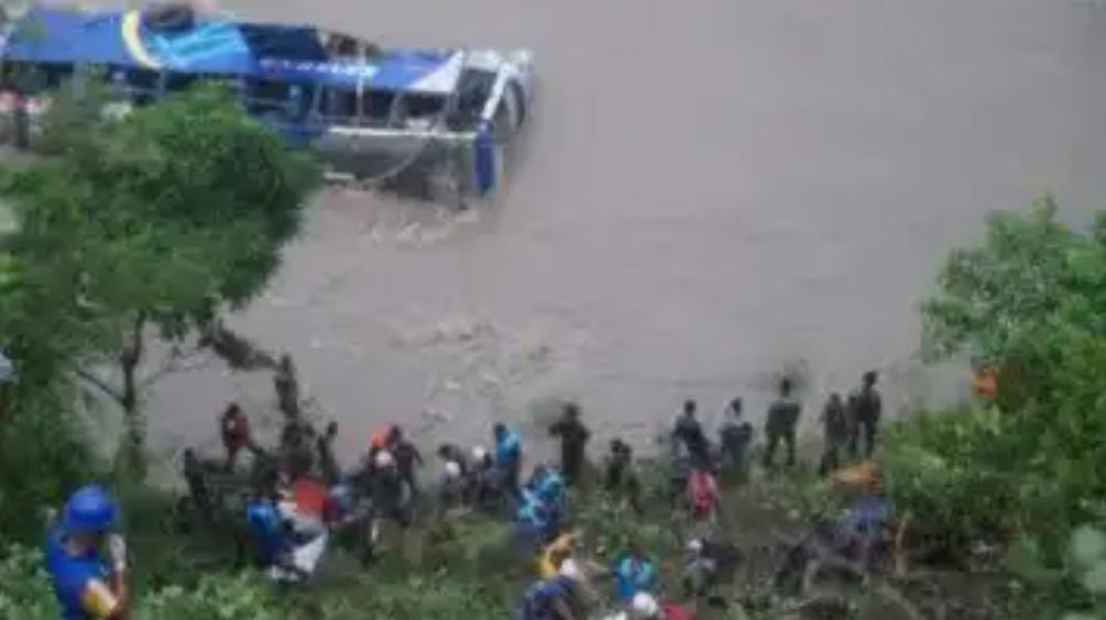 हादसा: नेपाल नदी मे समाई यात्रियों की बस 63 लोग थे सवार,बचाव कार्य जारी…