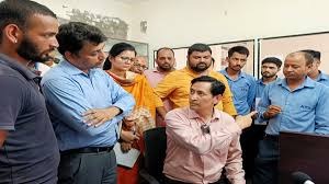 बड़ा खेलः उत्तराखंड में यहां चल रहा था बड़ा खेल, ऐसे लगाई जा रही थी चपत…बड़ा खेलः उत्तराखंड में यहां चल रहा था बड़ा खेल, ऐसे लगाई जा रही थी चपत…