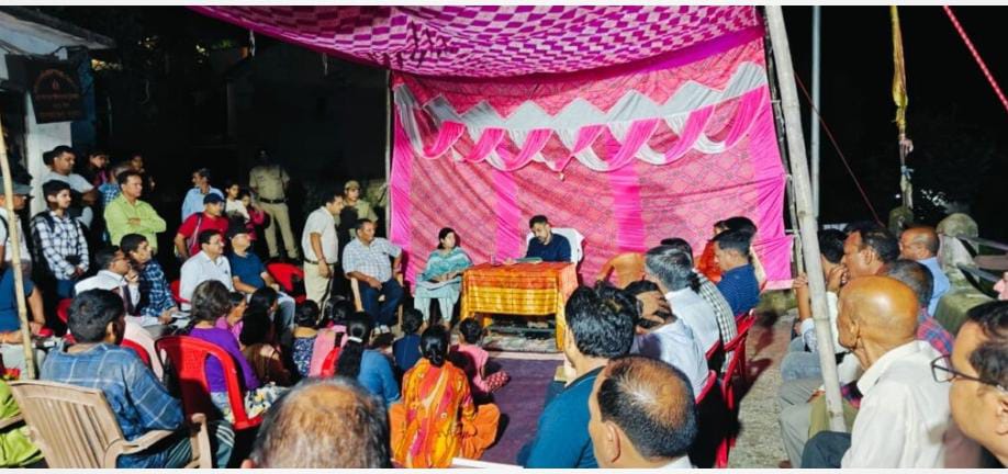 जूनून: काम का जूनून यंहा DM ने रात ही लगा डाली चौपाल…