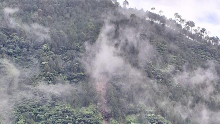 Breaking: यंहा पहाड़ी से खिसकी चट्टान, घरों मे घुसा मलबा…