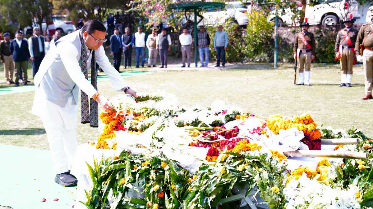 मुख्यमंत्री धामी ने पुलिस महानिरीक्षक केवल खुराना के पार्थिव शरीर पर पुष्पचक्र अर्पित कर श्रद्धांजलि दी…