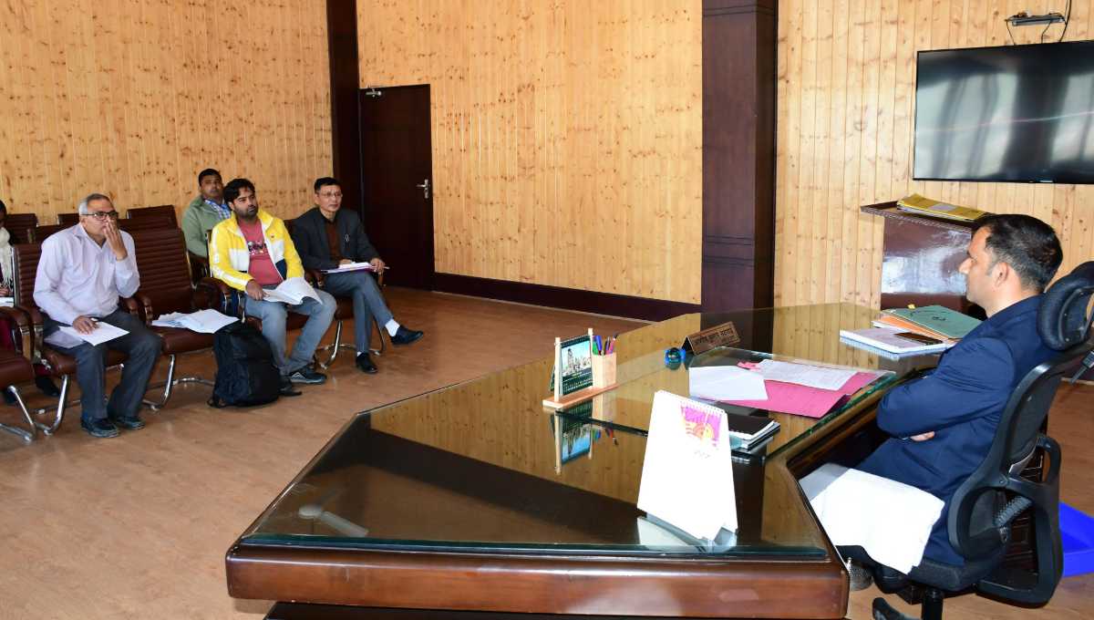 टनकपुर-बागेश्वर रेल लाइन परियोजना को लेकर डीएम आशीष भटगांई ने बैठक की