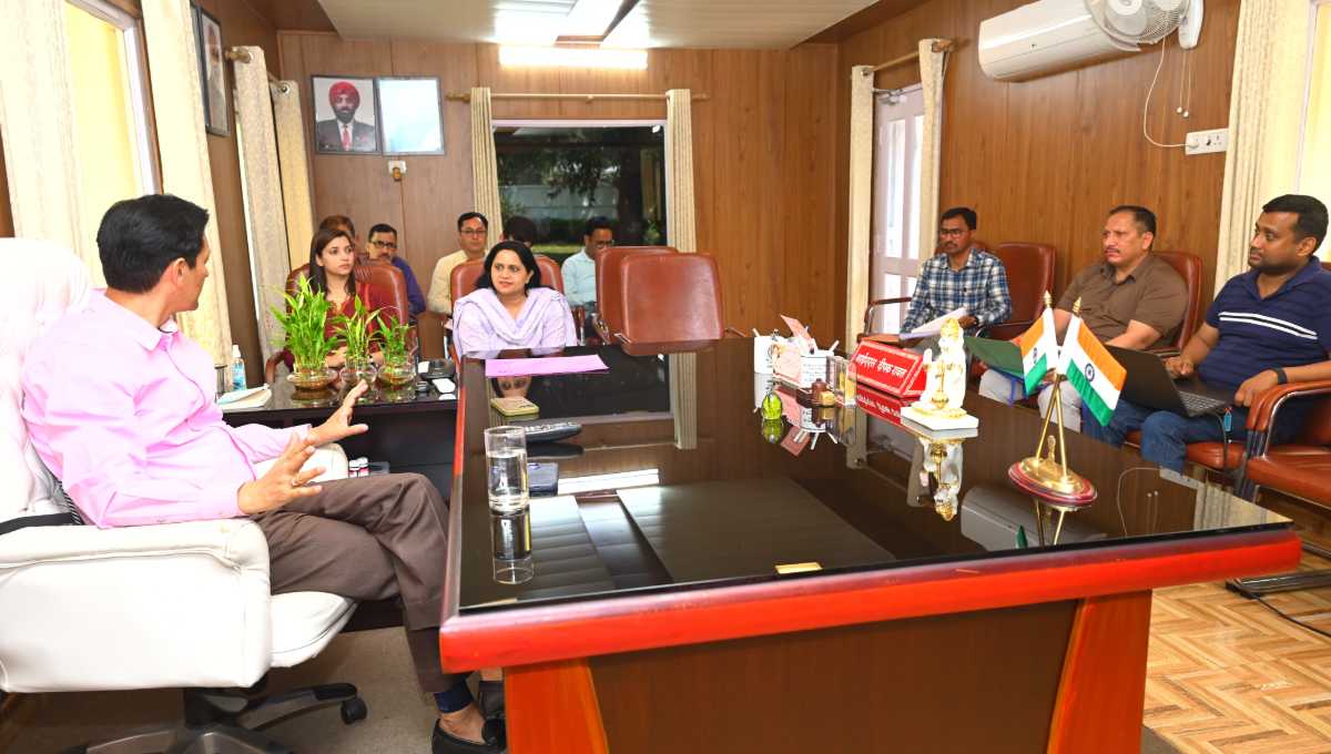 आयुक्त दीपक रावत की अध्यक्षता में विकास कार्यों की समीक्षा, गुणवत्तापूर्ण निर्माण पर जोर