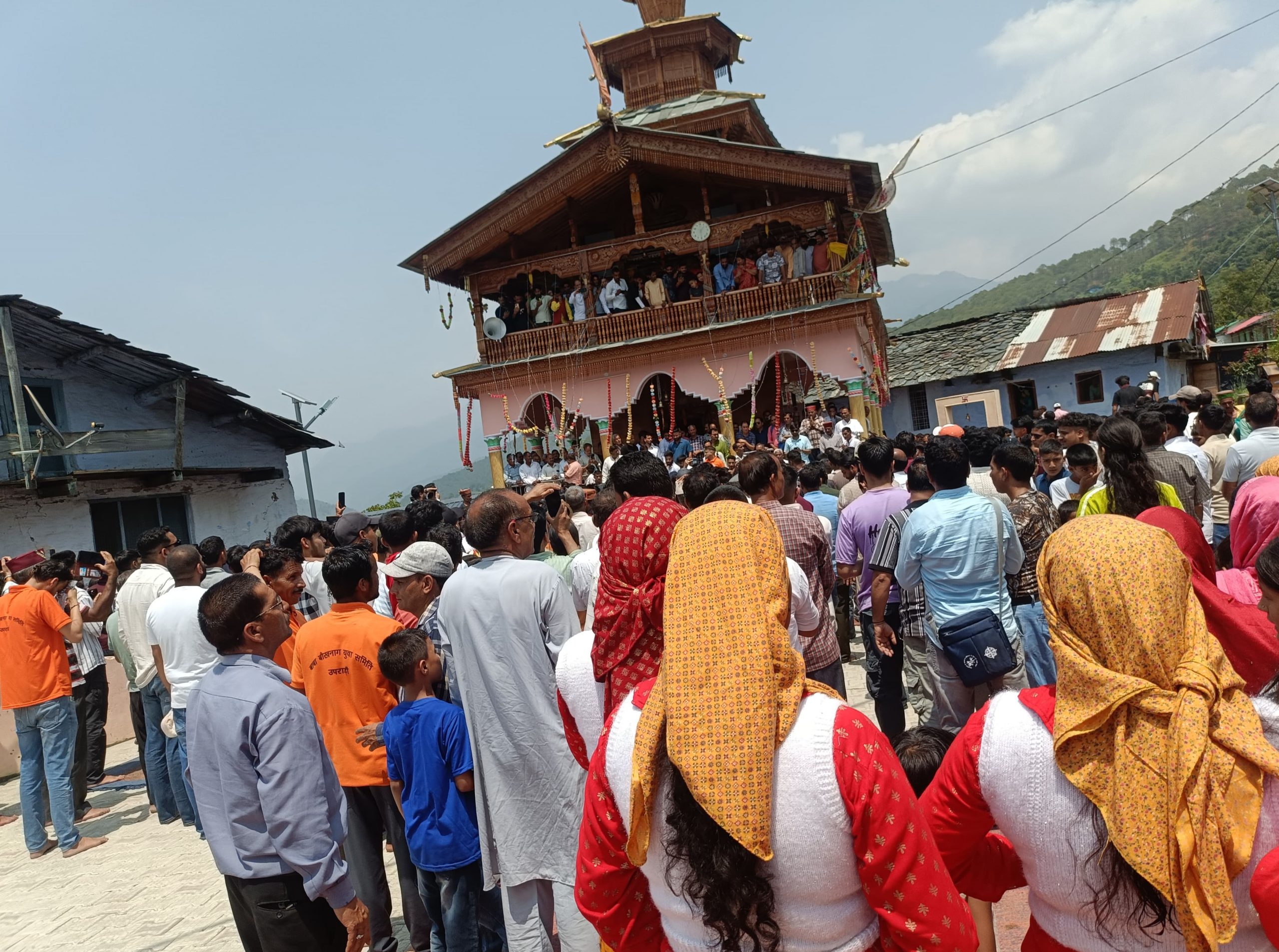 बाबा बौखनाग गर्भगृह से निकले बाहर, श्रद्धालुओं को दिये दर्शन 