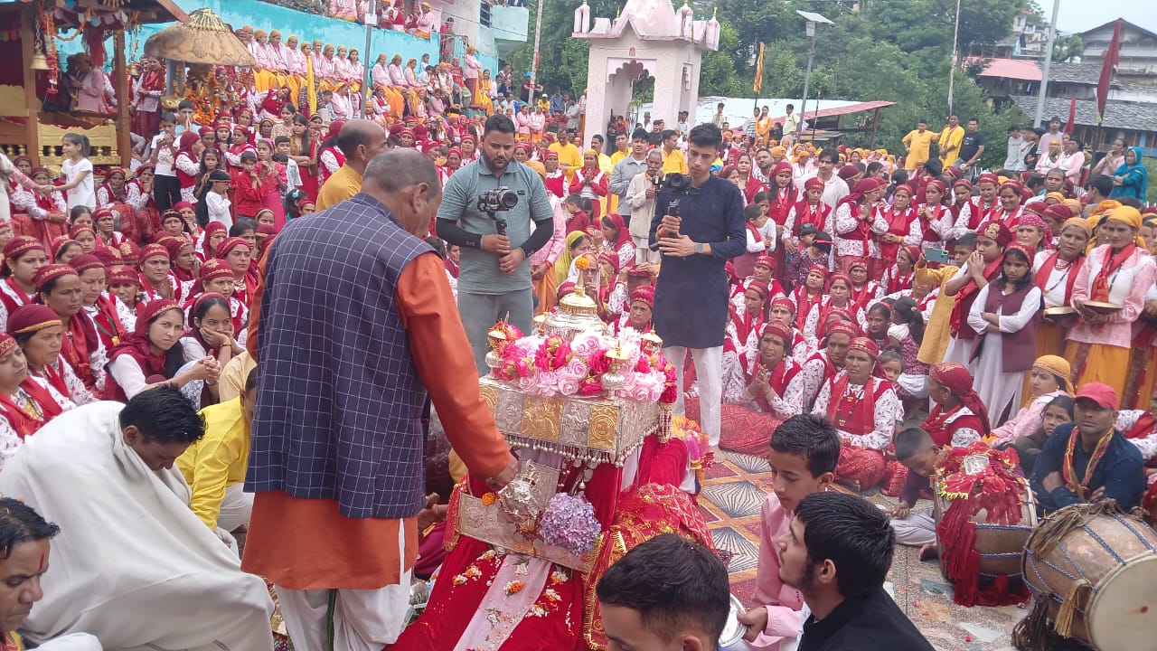 पौंटी गांव में की ध्याणियों ने यमुना नदी से जलभर कर निकाली क्लश यात्रा 