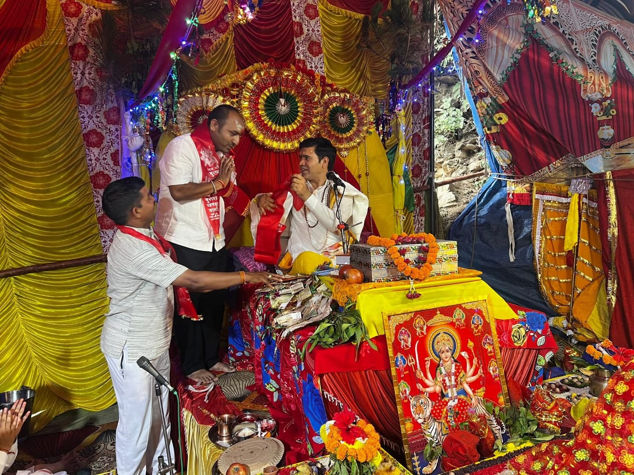 ग्राम पंचायत कोरदी में आयोजित श्रीमद्भागवत कथा में मुख्य अतिथि के रूप में पहुंचे ब्लॉक प्रमुख प्रदीप रमोला।