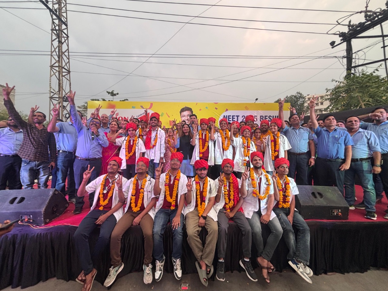 मोशन एजुकेशन आगरा: पहले ही बैच में 14 स्टूडेंट्स ने मारी बाज़ी, नीट-जेईई में चमके नाम