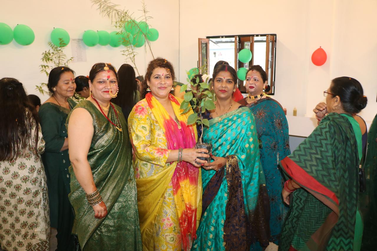 भाजपा की वरिष्ठ मीडिया पैनलिस्ट लक्ष्मी अग्रवाल ने हरियाली तीज में महिलाओं को उपहार में दिए पौधे 