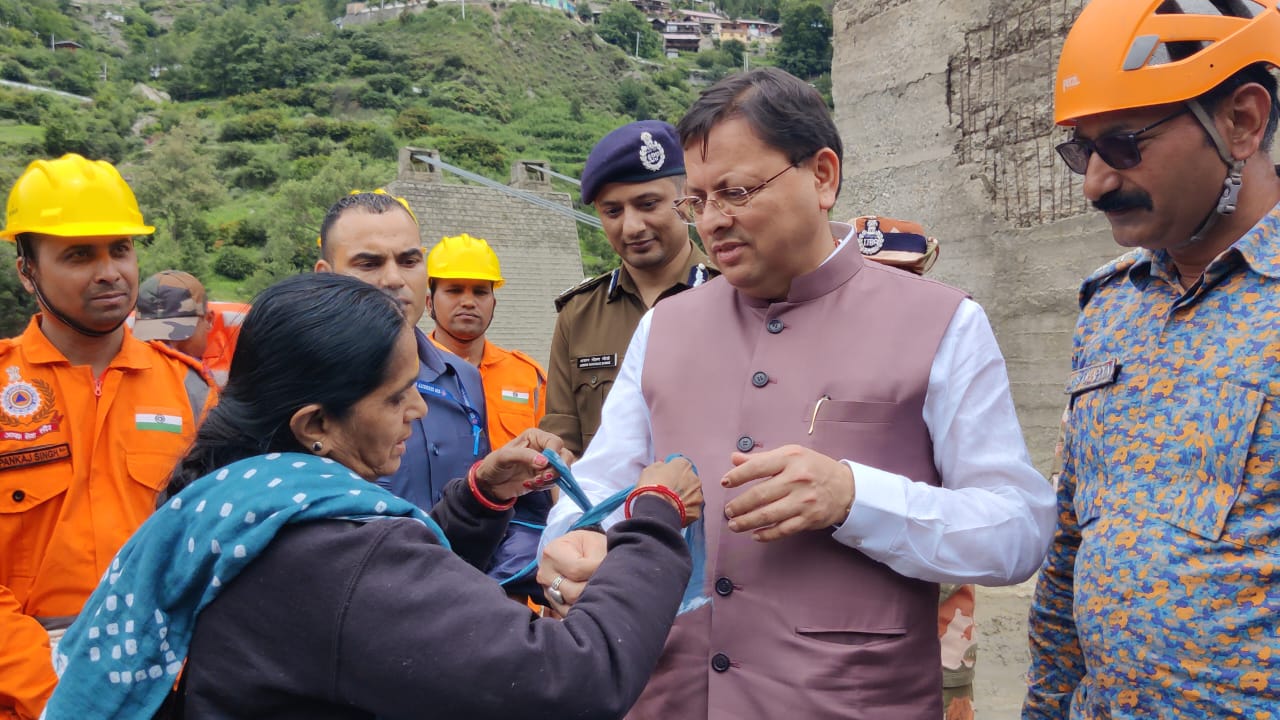 साड़ी का पल्लू फाड़ धनगौरी ने राखी बनाई और सजा दी CM धामी की कलाई पर