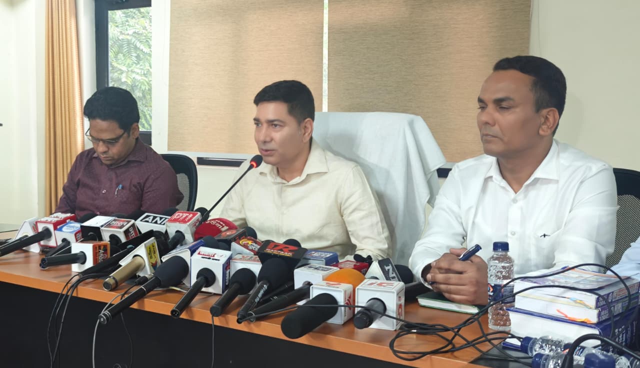 मुख्यमंत्री धामी के निर्देश पर एफ.डी.ए. की ताबड़तोड़ कार्रवाई, 63 औषधियों के सैंपल जांच हेतु भेजे गए।