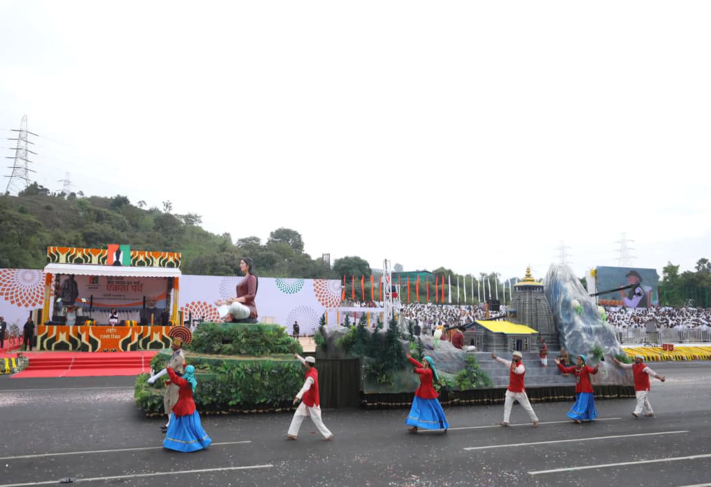 ‘स्टैच्यू ऑफ यूनिटी‘ के सम्मुख एकता परेड में उत्तराखंड की झांकी में राज्य के विभिन्न रूप-रंगों की छटा बिखरी