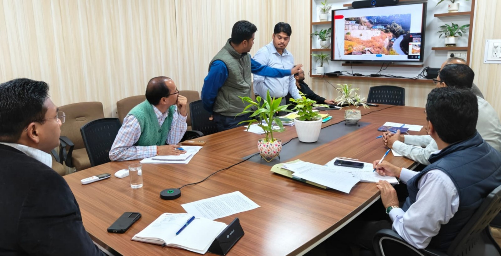पर्वतीय क्षेत्रों में आधारभूत ढांचे को गति: चमियाला पार्किंग व डीडीहाट टैक्सी स्टैंड परियोजनाओं की उच्चस्तरीय समीक्षा
