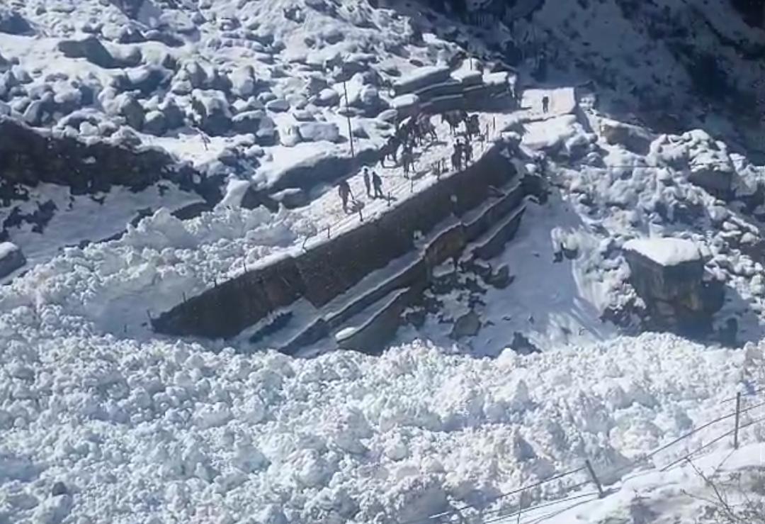 केदारनाथ पैदल मार्ग पर बड़ा हादसा, ग्लेशियर टूटने से रास्ता क्षतिग्रस्त, आवाजाही ठप
