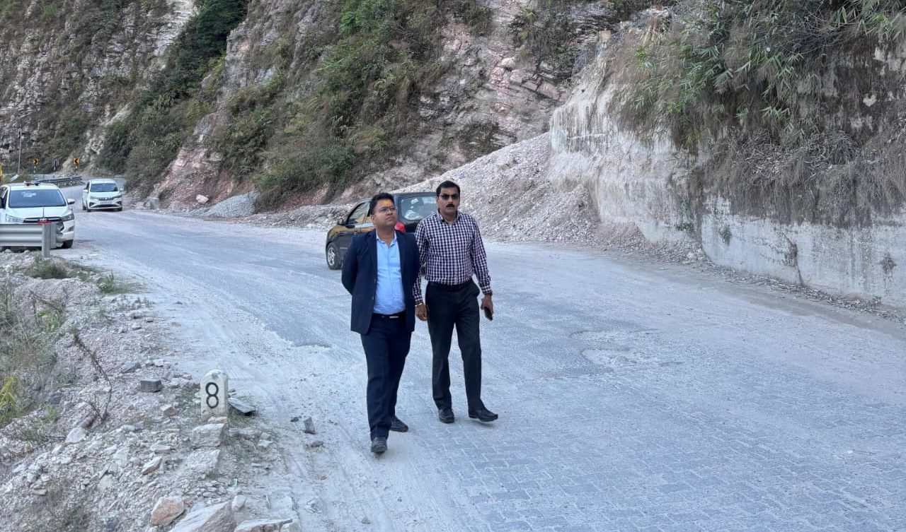 सिरोबगड़ लैंडस्लाइड जोन का डीएम ने किया निरीक्षण, केदारनाथ यात्रा की तैयारियों में तेजी