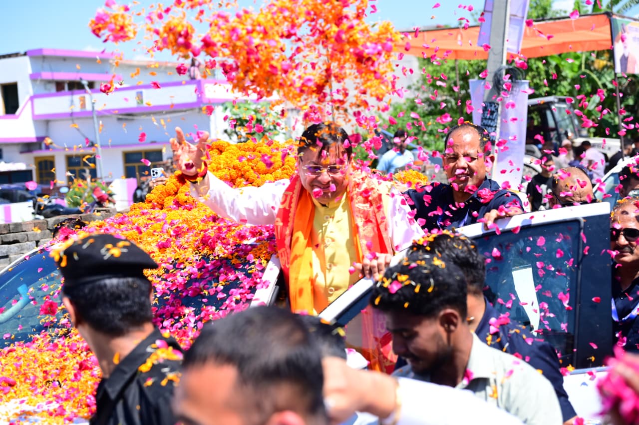 मुख्यमंत्री धामी का रोड शो में जनता व जनप्रतिनिधियों ने पुष्पवर्षा कर भव्य स्वागत किया।