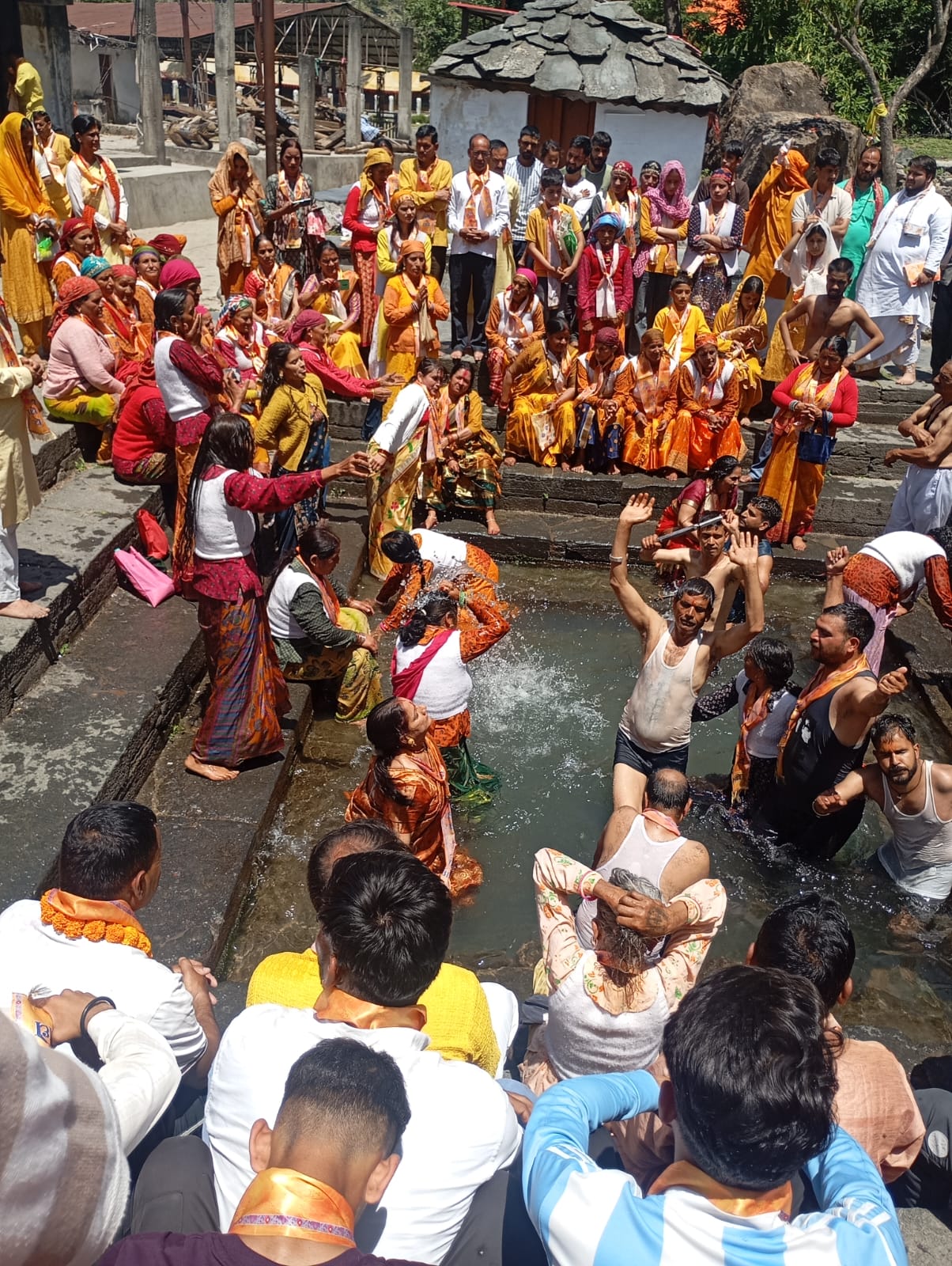 श्रीमद भागवत कथा शुभारंभ को लेकर निकली कलश यात्रा