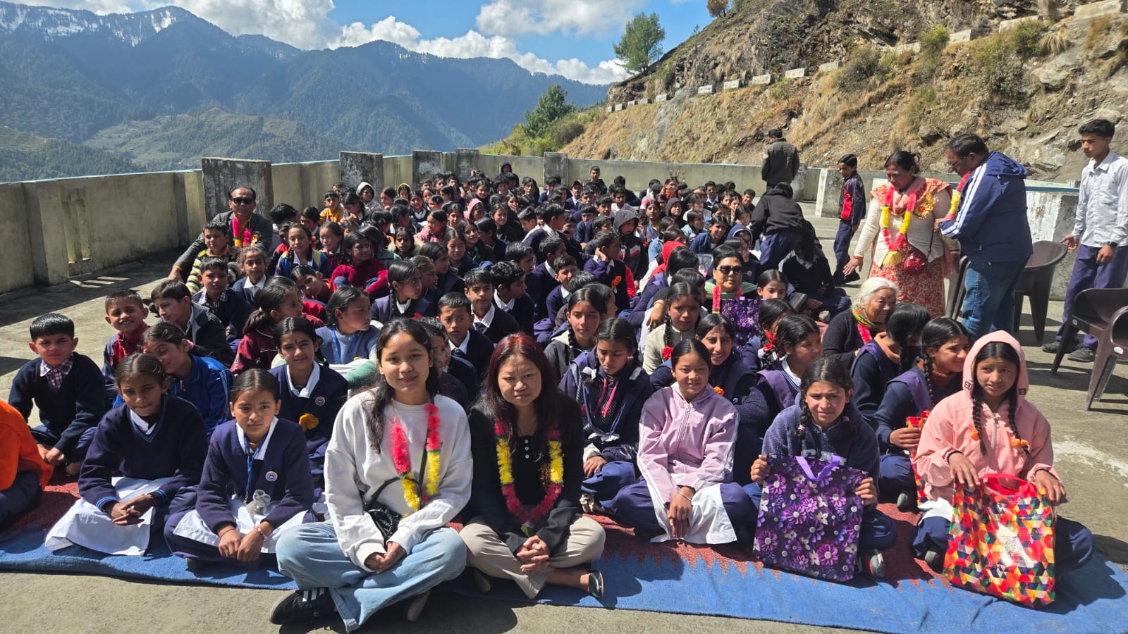 हेल्प क्रॉस ट्रस्ट देहरादून ने जरूरतमंद बच्चों को पाठ्यक्रम सामग्री वितरित की