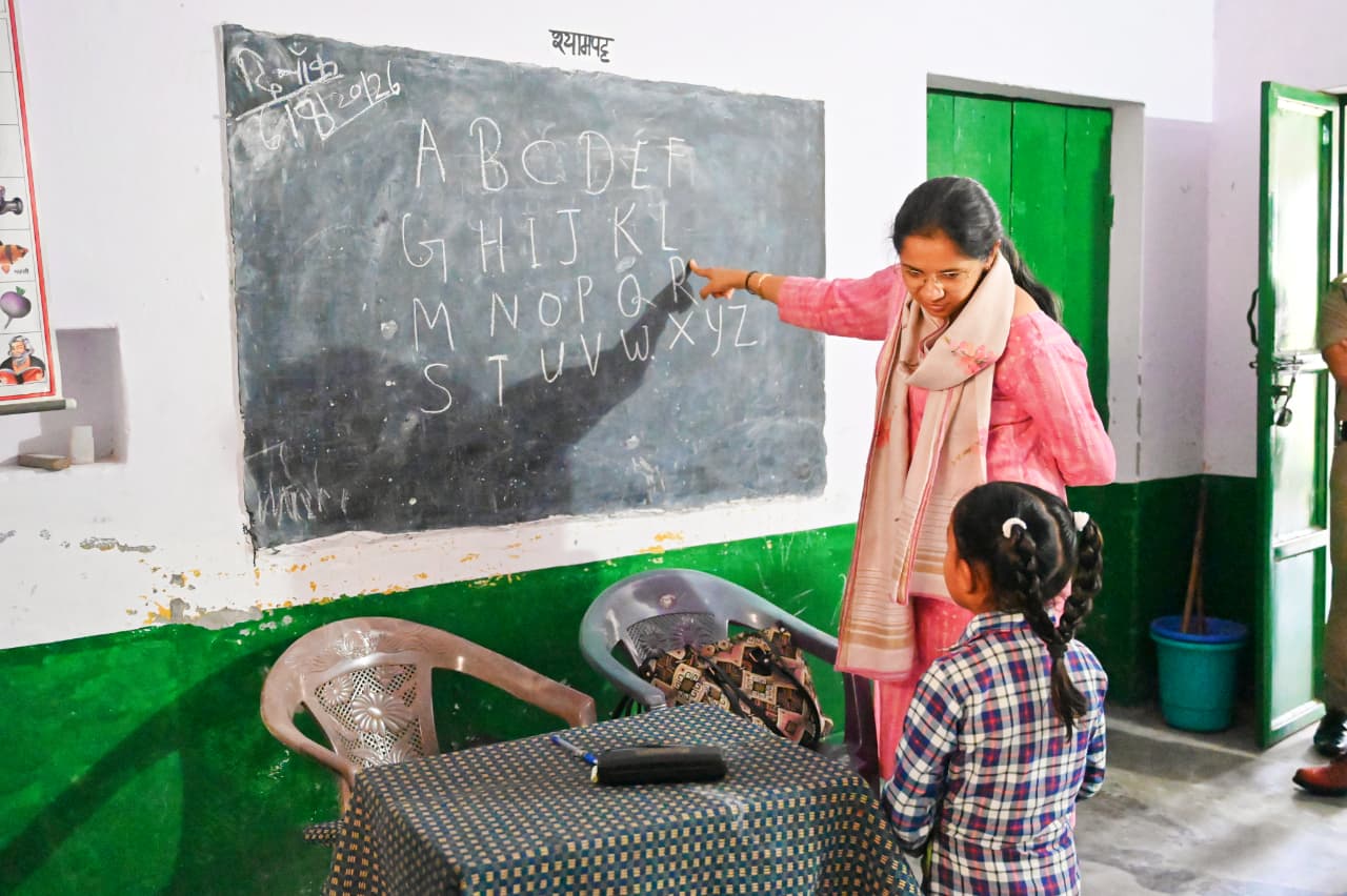 जिलाधिकारी नितिका खण्डेलवाल ने आंगनवाड़ी केंद्र का किया निरीक्षण, बच्चों से किया संवाद