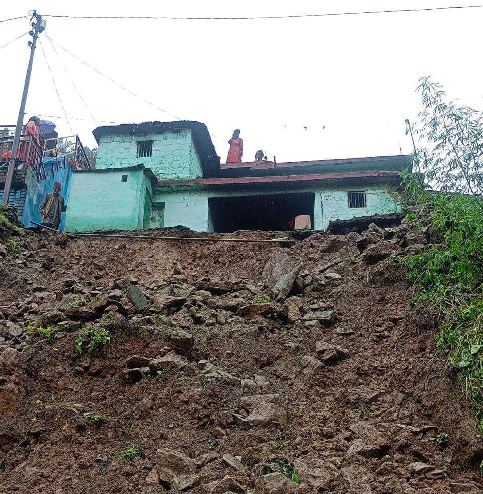 प्रतापनगर के पुजार गांव में भूस्खलन से कई मकान खतरे में, प्रभावित परिवारों के विस्थापन की मांग