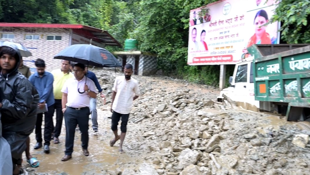 तिलवाड़ा में मलबा आने से बाधित हुआ केदारनाथ हाईवे, प्रशासन ने त्वरित कार्रवाई कर बहाल कराया मार्ग
