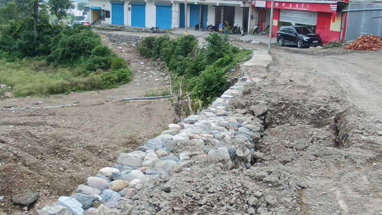 मालदेवता आपदा प्रभावित क्षेत्रों में राहत और पुनर्निर्माण कार्य तेज, अधिकांश क्षतिग्रस्त मार्ग बहाल