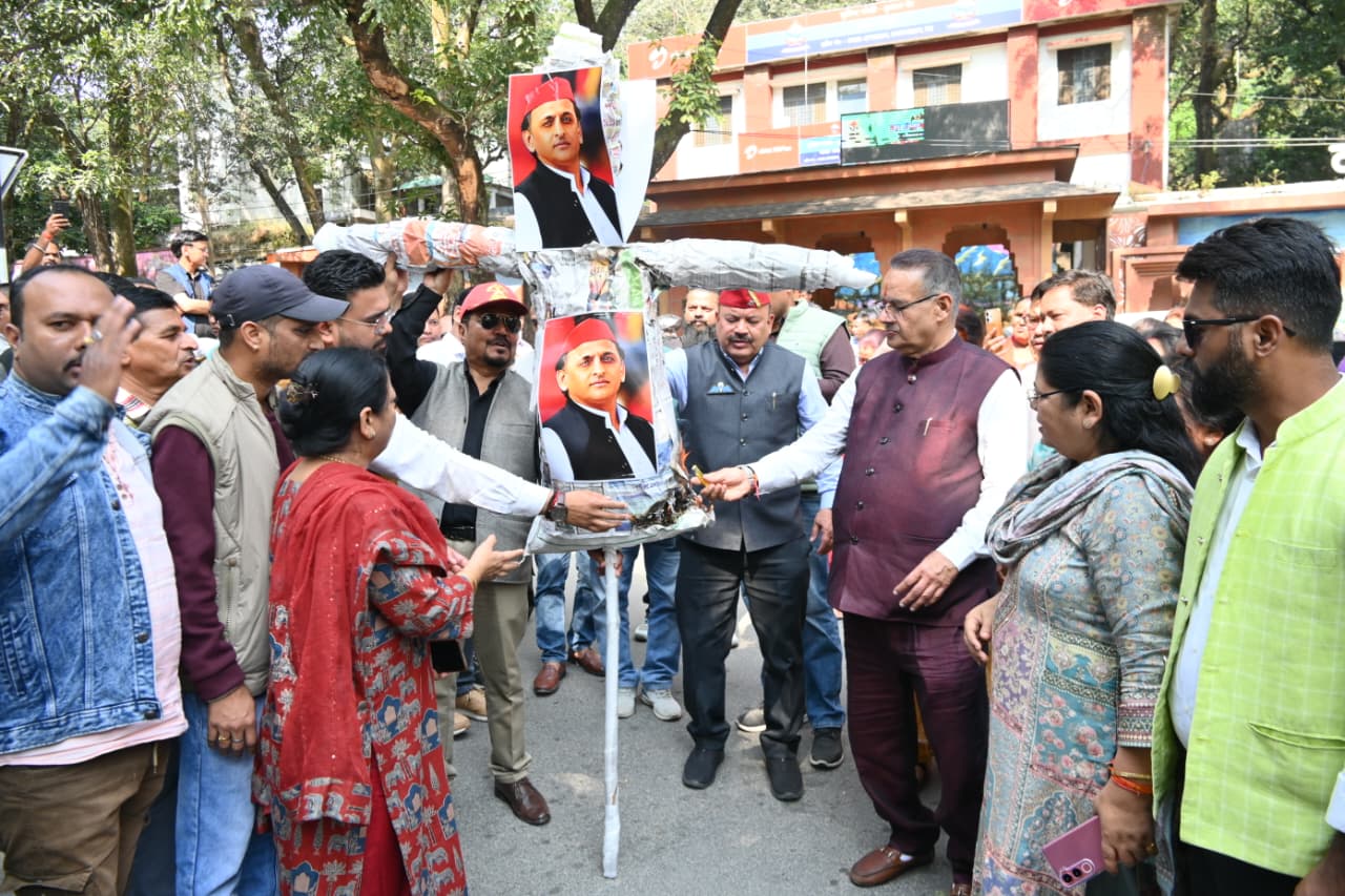देहरादून में अखिलेश यादव के खिलाफ भाजपा का प्रदर्शन, गणेश जोशी ने फूंका पुतला