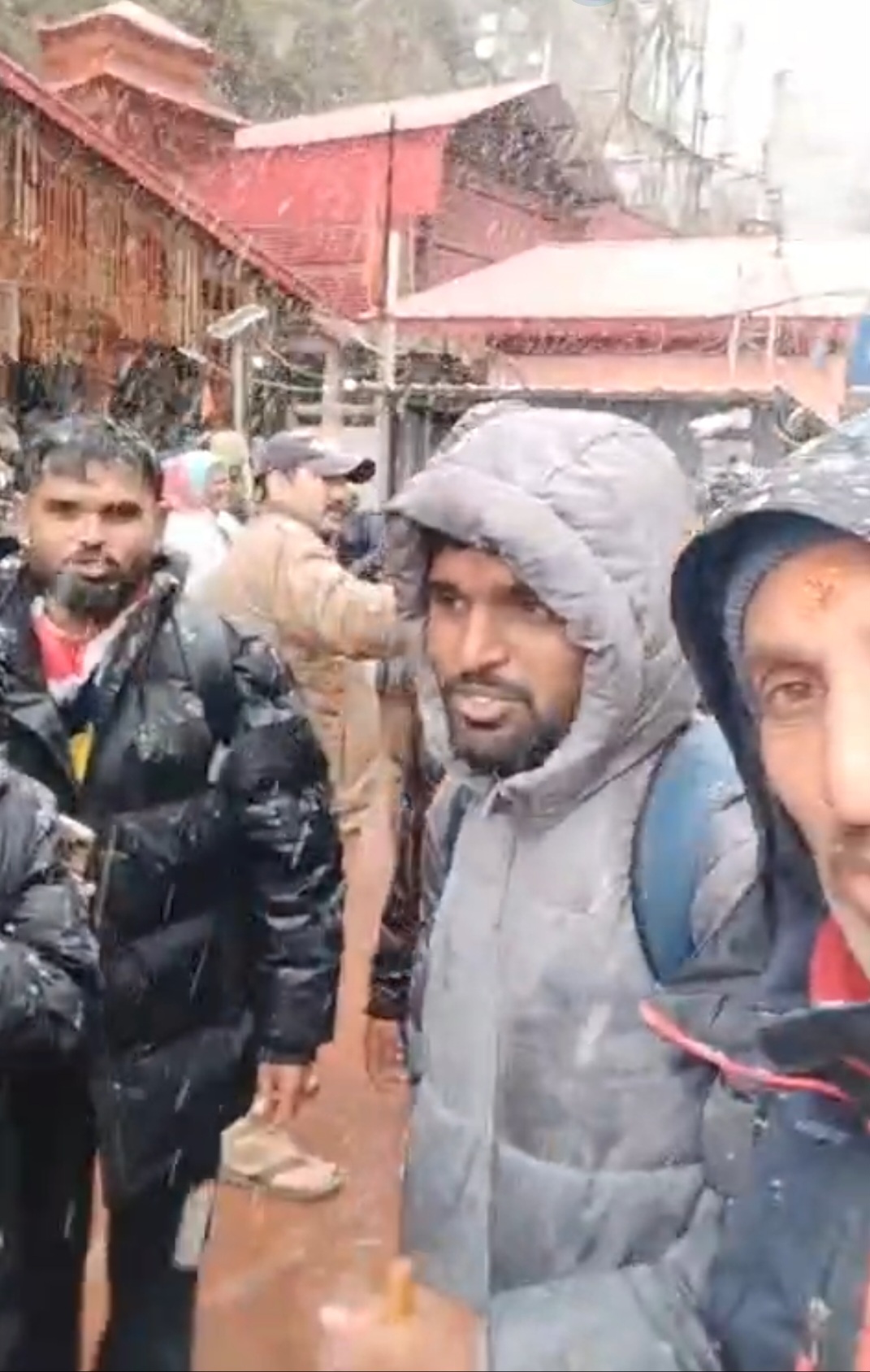 Yamunotri Snowfall: यमुनोत्री धाम में सीजन की पहली बर्फबारी, बर्फ के फाहे देख झूम उठे श्रद्धालु